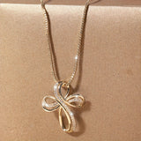 Collana in oro bianco con ciondolo a croce intrecciata