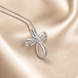 Collana in oro bianco con ciondolo a croce intrecciata