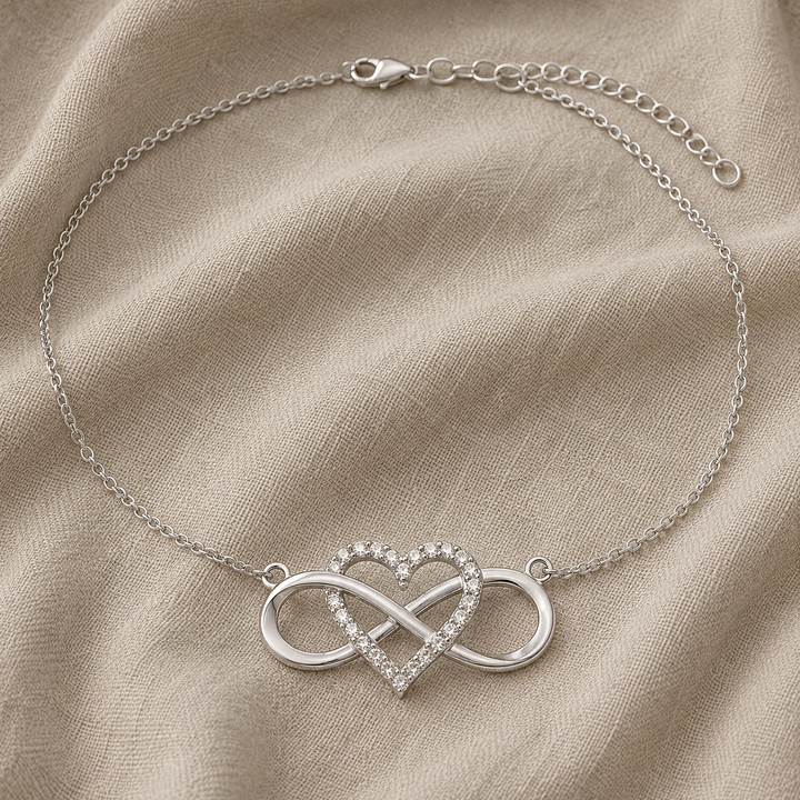 Collana in oro bianco con ciondolo a cuore infinito