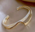 Bracciale dorato con opale bianco